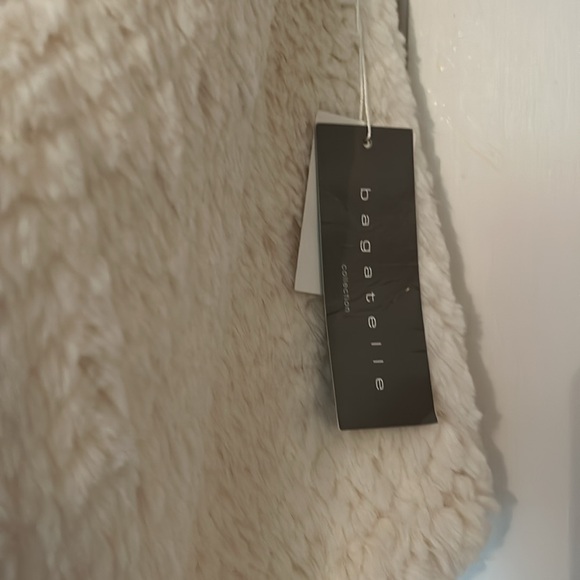 Bagatelle Collection Lux White Faux Fur Vest NWT - Picture 5 of 8